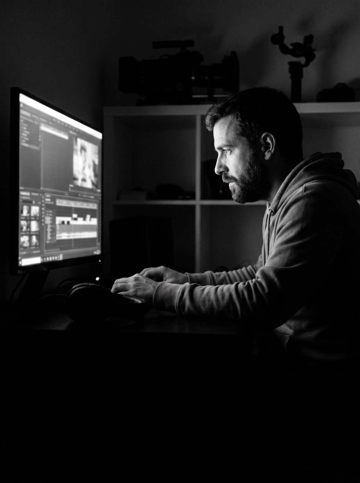 Montaje de vídeo en el estudio de Akira Studio en Granada